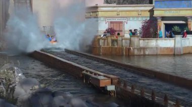 Orlando, Florida, ABD - 11.15.2024: Konukların gemi suya çarptığında keyifli bir sıçrama yaşadıkları heyecan verici bir tekne yolculuğunun tadını çıkarın. Bu deniz macerası parkı her yaşa eğlence sunar..