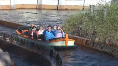 Orlando, Florida, ABD - 11.15.2024: Deniz Dünyası 'nda heyecanlı bir tekne turunun tadını çıkaran bir grup olarak heyecan verici anlar yaşanıyor. Aile, canlı bir atmosferde su yolunu dolaşırken kahkaha ve dalgaları paylaşır..