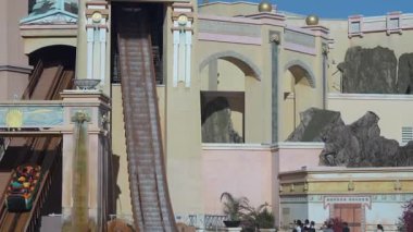 Orlando, Florida, ABD - 11.15.2024: Ziyaretçiler, dik yamaçlar ve lunaparkta nefes kesici manzaralarla heyecan verici bir iniş deneyimi yaşıyorlar. Bu eğlence tüm misafirler için unutulmaz bir macera olur..