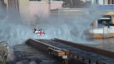 Orlando, Florida, ABD - 11.15.2024: Ziyaretçiler, bir kütük flume yolculuğunun başlamasıyla heyecan verici anlar yaşıyor, bir deniz parkının her yerine su sıçratıyor. Neşeli çığlıklar inerken havayı heyecanla dolduruyor..