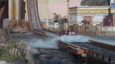 Orlando, Florida, ABD - 11.15.2024: Konuklar, eğlence ve macera dolu bir öğleden sonra gezisi sırasında bir deniz tema parkında heyecan yaşayarak, dalgaların içinden su sıçratarak heyecan verici bir yolculuk yapıyorlar..