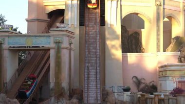 Orlando, Florida, ABD - 11.15.2024: Aileler ve arkadaşlar, ünlü bir Su Dünyası parkında heyecan verici su aktiviteleri yaşamak için toplandılar. Dekorlar canlı mimari sergiliyor ve yaz eğlencesinin tadını çıkarıyor..