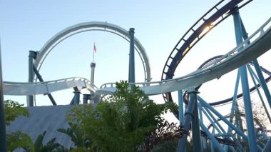 Günbatımında lunaparka giderken büyüleyici lunapark hız trenlerinin ve heyecan verici deniz sergilerinin tadını çıkarın. Unutulmaz anılar arayan her maceraperesti heyecanlı yolculuklar bekliyor..