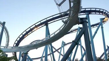 Hız treninde havada kıvrılıp dönerken keyifli bir deneyimin tadını çıkarın. Yolculuk, sersemletici bir akşam göğüne karşı ayarlandı. Maceraya heyecan katıyor..