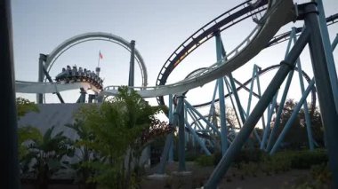 Güneş batarken deniz eğlence parkında heyecanlı bir lunapark gezisi gerçekleşiyor. Atlılar yakalanır heyecan verici düşüşlerin tadını çıkarırlar ve güzel bir akşam gökyüzüne karşı dönerler..