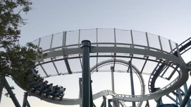 Misafirler lunaparkta heyecanlı bir lunapark treninin tadını çıkarıyorlar. Yolculukta keskin damlalar ve döngüler yer üstünde unutulmaz bir macera yaratıyor..
