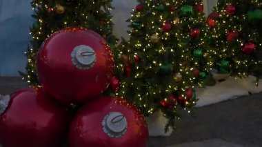 Parlak kırmızı süsler ve güzel ışıklandırılmış Noel ağaçları şenlikli bir atmosfer yaratır. Bu heyecan verici yerde aileniz ve arkadaşlarınızla keyifli tatil ruhunun tadını çıkarın..