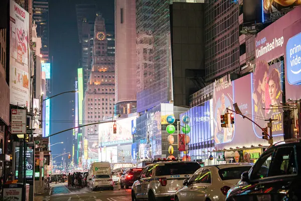 New York, New York, New York, ABD - 07.28.2024: Manhattan Times Meydanı 'nda gezinen arabalar olarak enerjisini sergiliyor. Yayalar akşamları canlı atmosferin keyfini çıkarırken, parlak reklamlar ufuk çizgisini aydınlatıyor..
