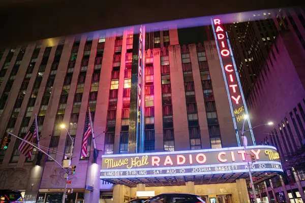 New York City, New York, ABD - 07.28.2024: Radio City Music Hall 'un parlak neon tabelaları New York' ta geceyi aydınlatıyor. Bu tarihi bina, Art Deco mimarisi ve parıldayan yüzüyle dikkat çekiyor..