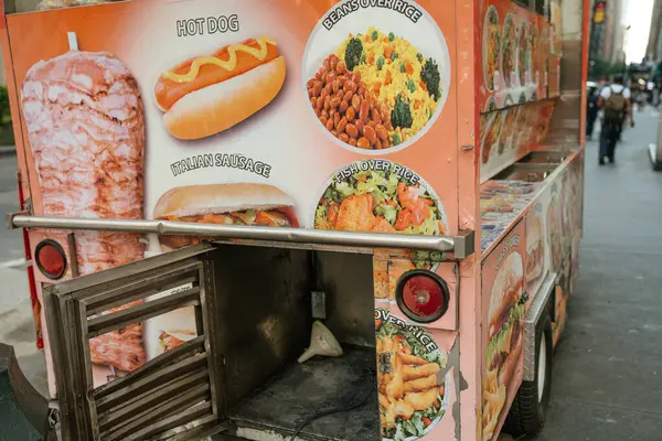 New York, New York, New York, ABD - 07.29.2024: New York 'ta renkli bir helal gıda sepetinin detaylı bir yakın çekimi, menüde sosisli, fasulyeli pilav ve balıklı pilav gibi öğelerin fotoğraflarını sergiliyor. Yan panelde sokak yiyecekleri kültürü cesur bir şekilde vurgulanıyor