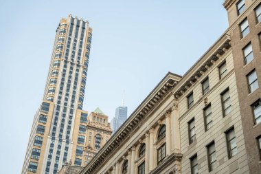 Manhattan şehir merkezinin bu manzarasında eski, klasik binaların arkasında uzun gökdelenler yükselir. Mimari tarzlar arasındaki tezat, New York Şehri 'nin gelişen ufuk çizgisini vurguluyor.