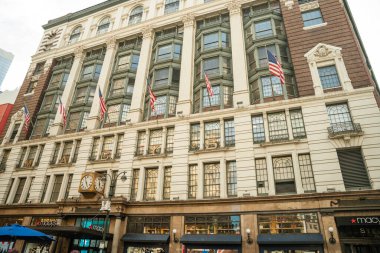 New York, New York, New York, ABD - 07.29.2024: New York 'taki ikonik Macys mağazası klasik mimari detaylar ve birkaç Amerikan bayraklarına sahiptir. Tarihi mağaza Midtown Manhattan 'da bir dönüm noktasıdır..