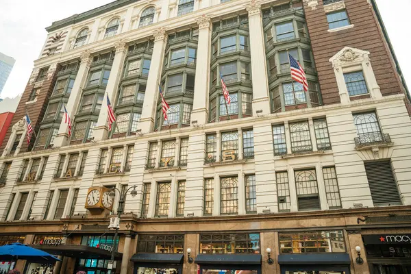 New York, New York, New York, ABD - 07.29.2024: New York 'taki ikonik Macys mağazası klasik mimari detaylar ve birkaç Amerikan bayraklarına sahiptir. Tarihi mağaza Midtown Manhattan 'da bir dönüm noktasıdır..