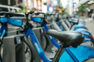 New York 'ta bir istasyona uzun bir sıra bisiklet yanaştı. Çevre dostu gidip gelmek ve şehri keşfetmek için mükemmel..