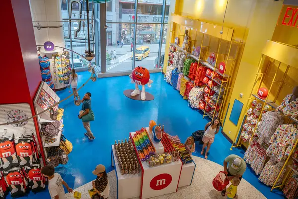 New York City, New York, ABD - 07.29.2024: New York 'taki MM World mağazasının iç manzarası. Müşteriler ticaret ve şeker bölümlerini keşfediyorlar.