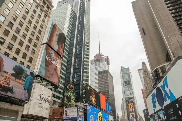 New York City, New York, ABD - 07.29.2024: Parlak reklam panoları ve yükselen gökdelenler ikonik Times Meydanı 'nı dolduruyor. İnsanlar hareketli ve kalabalık caddelerde yürür..