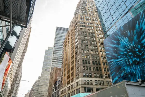 Manhattan şehir merkezindeki klasik ve modern mimarinin manzarası. Göz alıcı reklamlar sahneye ekleniyor..