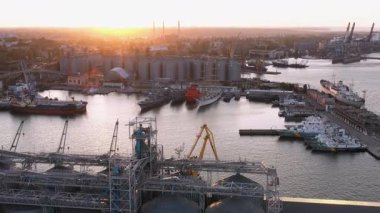 Odesa, Ukrayna - 08.08.2020: Kentsel manzara ve deniz limanı altyapısı için hava aracı görüntüsü. Akşam gün batımı ışığı.