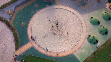 Çocuklar için tırmanma iplerine tırmanma parkının havadan görünüşü. Yuvarlak kum havuzu görünümü.