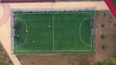 Futbol oynayan insanların insansız hava aracı görüntüsü. Yüksek hız hareketi.