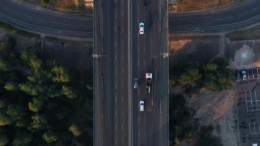 Akşamları orta karar araba trafiği olan bir otoyol. Yukarıdan hava görünümü.