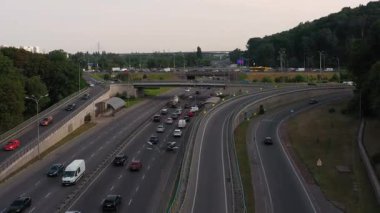 Kyiv, Ukrayna - 29.07.2020: Ilımlı otoyol trafiği olan çok şeritli otoyol. Havadan üst görünüm.