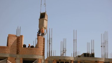 Yuzhne, Ukrayna - 08.09.2020: İşçilerin görev yaptığı inşaat sahası. Mavi gökyüzü arkaplanı.