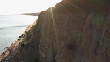 Odesa, Ukrayna - 12.07.2021: Kum kayalıklarıyla vahşi deniz maliyeti. Yaz akşamı güneş ışığı.