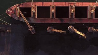 Endüstriyel vinçler tanker gemisine kömür yüklüyor. Nakliye ve ulaşım kavramı.