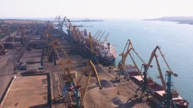 Odesa, Ukrayna - 12.07.2021: Deniz limanında vinçleri olan bir tank gemisi. Hava aracı görünümü.