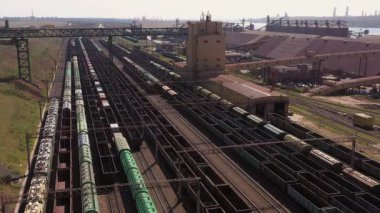 Depodaki birçok kargo treninin üst görüntüsü. Boş arabalarla sanayi manzarası.