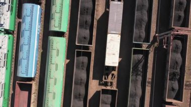 Kara kömürlü kargo trenlerinin en üst görüntüsü. Lojistik ve Ulaşım.