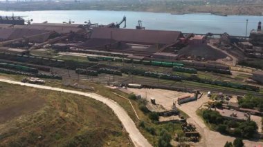 Bir deniz limanındaki demiryolu deposunun havadan görüntüsü. Lojistik ve Ulaşım.