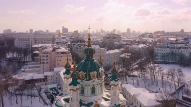 Saint Andrews kilisesi ve Andriyivvska caddesinin hava aracı görüntüsü. Podil bölgesinin şehir manzarası. Ukrayna 'nın Kyiv şehri.