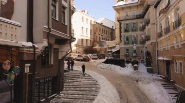 Kyiv, Ukrayna - 15.02.2021: Apartman binalarıyla kış manzarası. Avlu ve modern şehir mimarisi manzarası. Avrupa kentinde kış.