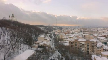 Şehir binaları ve arka planda Ortodoks Kilisesi manzaralı manzara. Şehirde kış..