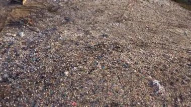 Büyük bir çöp sahası ve buldozer manzarası. Çevre kirliliği kavramı.