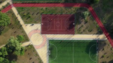 Futbol ve basketbol sahalarının havadan görünüşü. Açık hava sporları kompleksi.