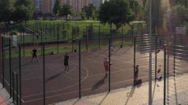 Kyiv, Ukrayna - 25.07.2021: Açık hava basketbol sahasında erkekler antrenman yapıyor. Güneşli bir yaz günü. Spor ve sağlıklı yaşam tarzı.