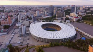 Olimpiyat Stadyumu ve Ukrayna 'nın Kiev şehrinin hava panoramik manzarası. Güzel şehir manzarası ve Kiev Ulusal Stadyumu.