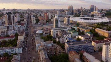 Modern Avrupa şehrinin güzel panoramik hava aracı görüntüsü. Şehir caddesinde arabalar, trafik ve modern binalar var. Yukarıdan görüntüle.