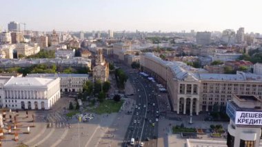 Kyiv, Ukrayna - 21.06.2019: Khreshhatyk Caddesi ve Independence Square manzaralı insansız hava aracı. Güzel şehir manzarası.