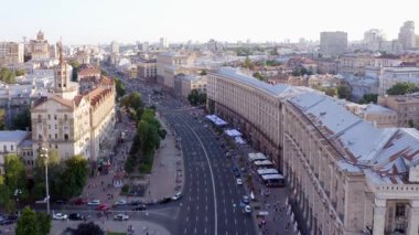 Kyiv, Ukrayna - 21.06.2019: Khreshhatyk Caddesi boyunca uzanan mimari binaların güzel cephelerinin havadan görünüşü. Kiev 'in tarihi bölgesi.