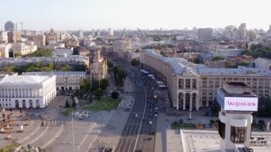 Kyiv, Ukrayna - 21.06.2019: Bir yaz günü ana cadde. Yukarıdan hava panoramik görüntüsü.