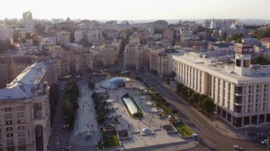 Kyiv, Ukrayna - 21.06.2019: Kiev kentinin ana caddesi Khreshhatyk ve merkez Independence Meydanı - Meydan Nezalezhnosti 'de trafik. Kiev 'in Kalbi.