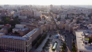 Kyiv, Ukrayna - 21.06.2019: Independence Square ve Kiev 'deki Khreshchatyk caddesinin hava aracı görüntüsü. Şehir manzarası yukarıdan.