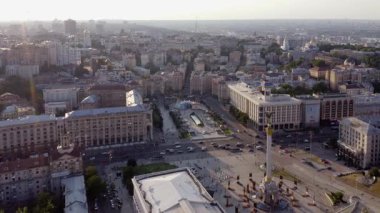 Kiev 'deki Independence Meydanı ve Khreshchatyk Caddesi' nin insansız hava aracı görüntüsü. Muhteşem şehir silüeti.