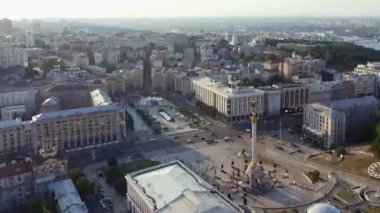 Bağımsızlık Anıtı ve çevresindeki binalarla Kyiv 'deki Independence Meydanı' nın havadan görünüşü. Fotoğraf şehir merkezini gösteriyor. Tarihi mimarisi, sokakları ve meydandaki insanları..