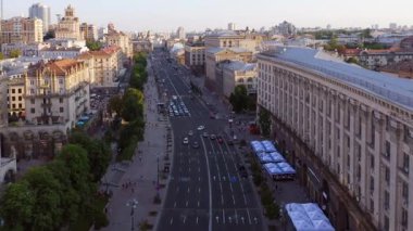 Kyiv, Ukrayna - 21.06.2019: Khreshhatyk caddesinin araba trafiği ve güzel şehir binalarıyla üst manzarası. Kiev şehir merkezindeki hava manzarası.