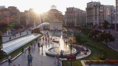 Kyiv, Ukrayna - 21.06.2019: Bir yaz günü Bağımsızlık Meydanı 'nda güzel çeşmeler. Panoramik şehir görünümü.